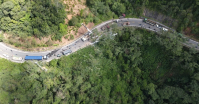 Xe đầu kéo lật giữa đèo Măng Đen, giao thông tê liệt nhiều giờ