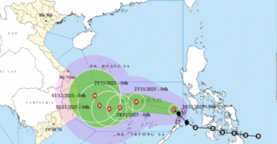 Bão số 15 gây biển động mạnh và tiếp tục tăng cấp trên Biển Đông