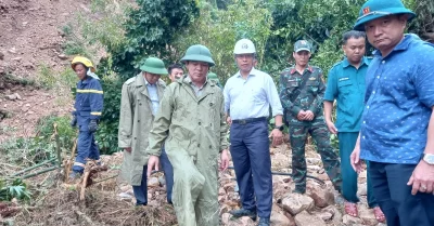 Sạt lở lan rộng, giao thông Khánh Hòa tê liệt, hàng loạt khu dân cư ngập sâu