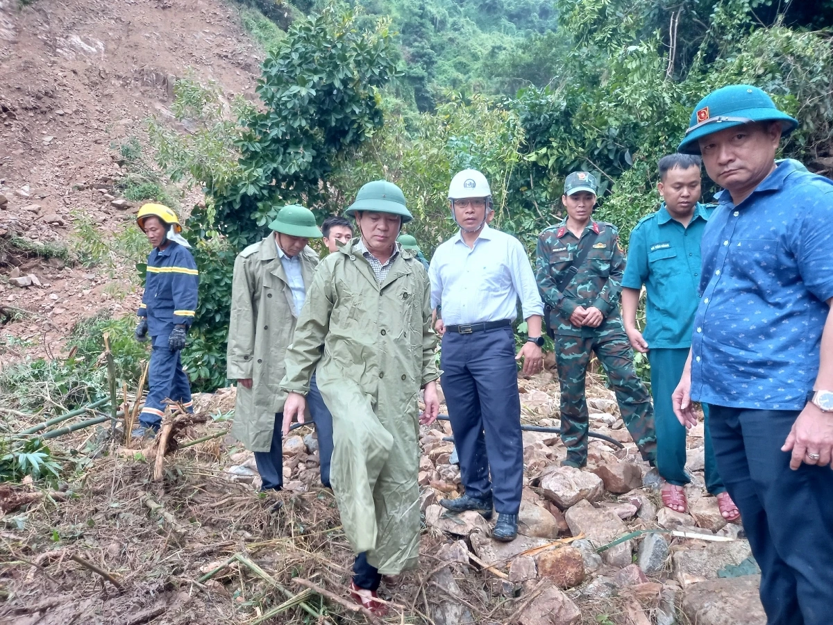 Sạt lở lan rộng, giao thông Khánh Hòa tê liệt, hàng loạt khu dân cư ngập sâu
