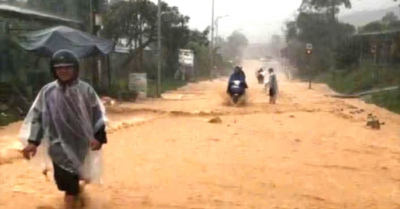 Miền Trung mưa lớn kéo dài, xuất hiện lũ, thiệt hại nghiêm trọng