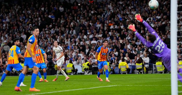 Valencia bất lực trước sức (Ảnh: Dân trí) mạnh tấn công của Real Madrid