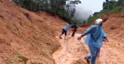 Sạt lở Quốc lộ 40B: Đồi đất đổ ập, người dân vứt xe chạy thoát thân