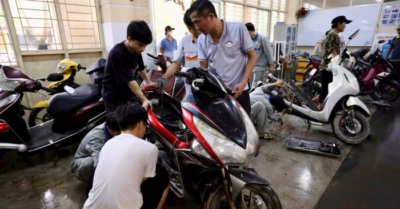 Thầy trò Trường Cao đẳng Công nghiệp Huế hợp lực sửa hàng nghìn xe ngập nước sau lũ