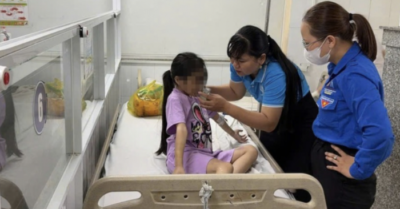 Bắt tạm giam mẹ ruột và người tình trong vụ bé gái 9 tuổi bị bạo hành