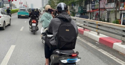 Tài xế xe máy bị trừ 4 điểm giấy phép lái xe vì sử dụng điện thoại