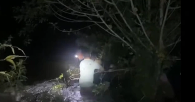 15 phút vật lộn cứu người đàn ông bị lũ cuốn trôi trong đêm