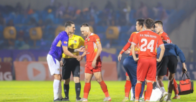 Trọng Hoàng nén đau thi đấu sau pha va chạm mạnh với Hoàng Hên