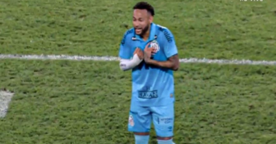 Neymar bàng hoàng khi bị đồng đội Santos phớt lờ trên sân