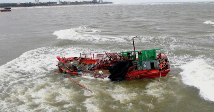 Cứu sống 8 ngư dân trên tàu cá bị chìm