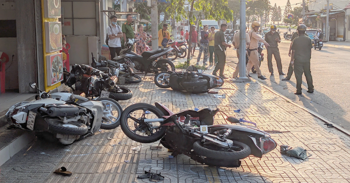 ô tô tông loạt xe và người