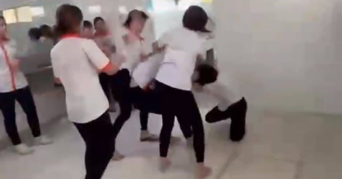 nữ sinh bị đánh hội đồng