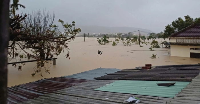 nước ngập gần tới nóc nhà