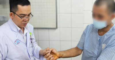 Người đàn ông 40 tuổi bị chém đứt cả hai bàn tay sau vụ ẩu đả với hàng xóm.