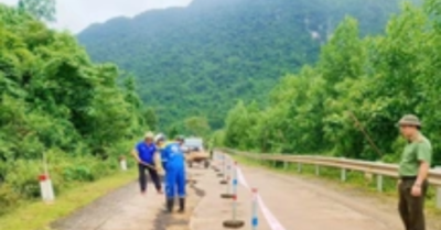 Tảng đá lớn lăn từ vách núi chắn ngang đường Hồ Chí Minh