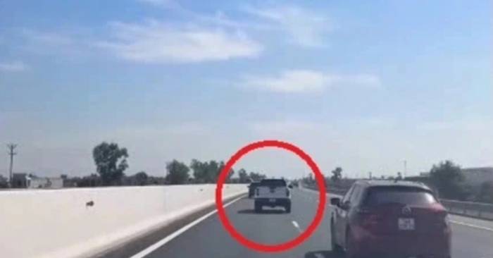 Tài xế xe bán tải