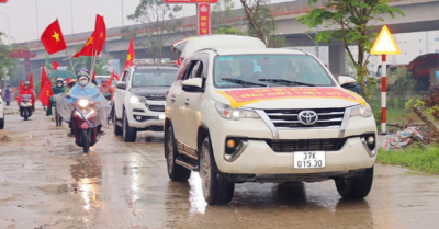 Người dân đội mưa đón liệt sĩ trở về quê hương sau 47 năm