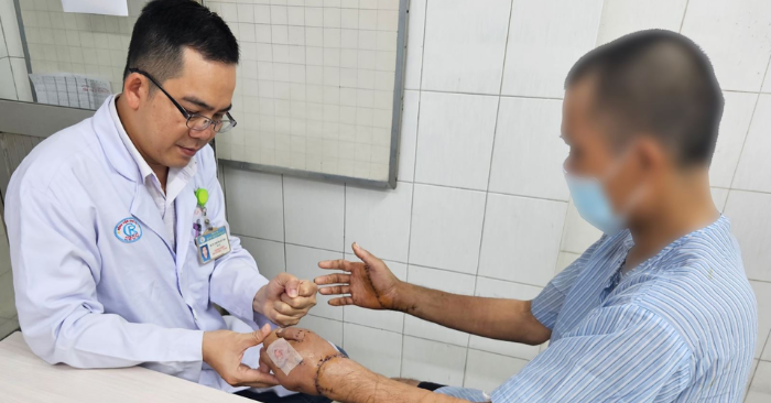 nối liền hai bàn tay bị chém đứt lìa