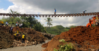 Đường sắt bị sạt lở do bão Kalmaegi