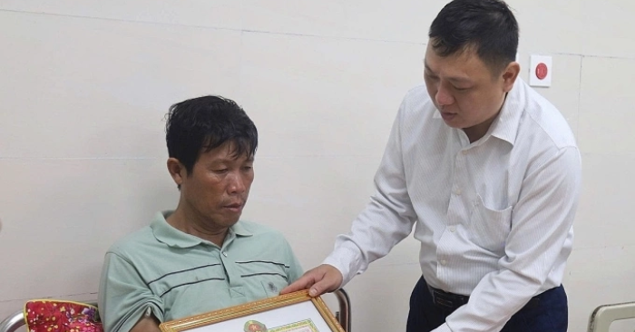 khen thưởng hai người dân