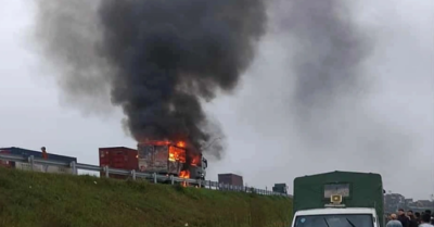 Ô tô bốc cháy ngùn ngụt trên cao tốc Diễn Châu – Bãi Vọt, tài xế may mắn thoát nạn