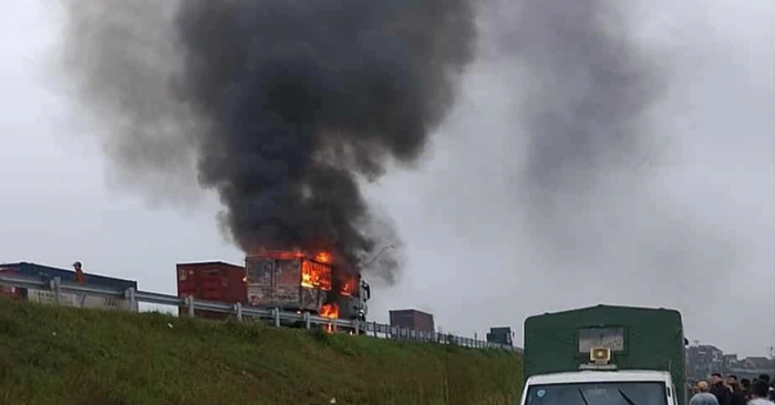 Ô tô bốc cháy ngùn ngụt trên cao tốc Diễn Châu – Bãi Vọt, tài xế may mắn thoát nạn