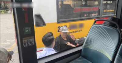 Cô gái đấm kẻ sàm sỡ mình ở bến xe buýt Mỹ Đình