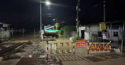 Mưa lớn gây ngập đường sắt, tạm dừng tàu qua Khánh Hòa