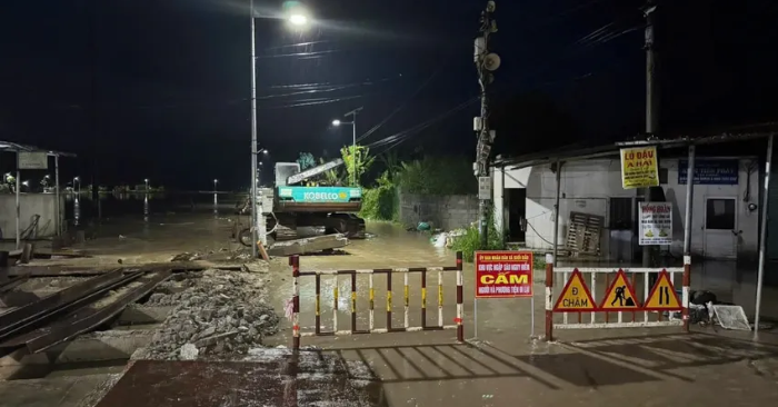 Mưa lớn gây ngập đường sắt