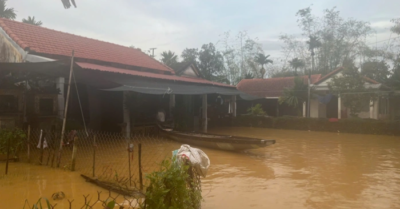 Hậu lũ ở Huế: Nhiều khu dân cư vẫn ngập, người dân tất bật khắc phục thiệt hại