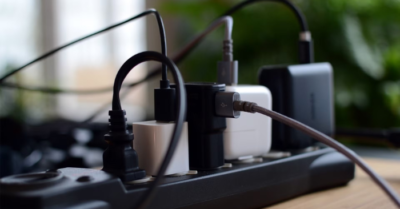 Những loại sạc nên rút khỏi ổ điện để đảm bảo an toàn