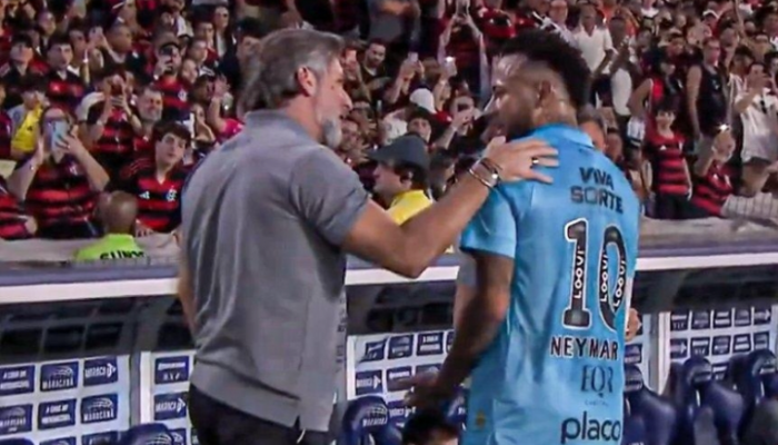 Neymar tiếp tục phản ứng với HLV sau đó (Ảnh: