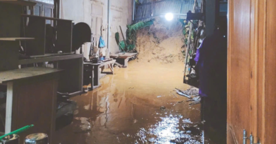 Lũ bùn Đà Nẵng tràn vào nhà như thác, công an leo rào gọi dân sơ tán giữa đêm