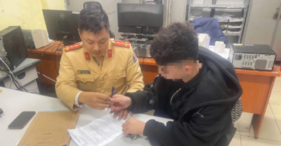 Nam thanh niên bị phạt 5 triệu đồng vì che, dán biển số xe máy