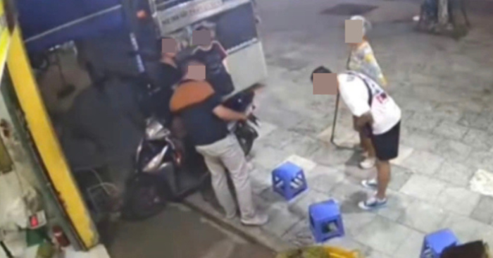 Người đàn ông giúp du khách Hàn Quốc tìm mẹ