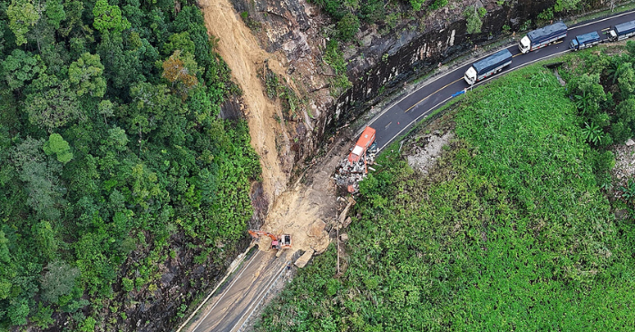 Nổ mìn phá đá chắn đèo Khánh Lê