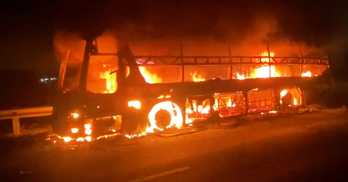 Xe giường nằm cháy trên cao tốc