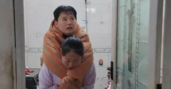 Mẹ cấm con trai tái hôn để cứu con dâu