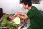 Xót cảnh con trai mắc bệnh thần kinh gồng mình chăm mẹ liệt giường