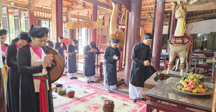 Các liền anh, liền chị làm lễ Thánh trước khi hát Quan họ Ca thờ (Ảnh: VĂN HÓA)