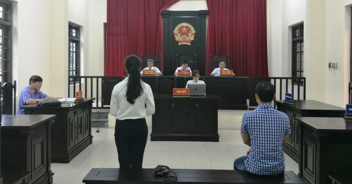 Gặp lại chồng sắp cũ ở tòa