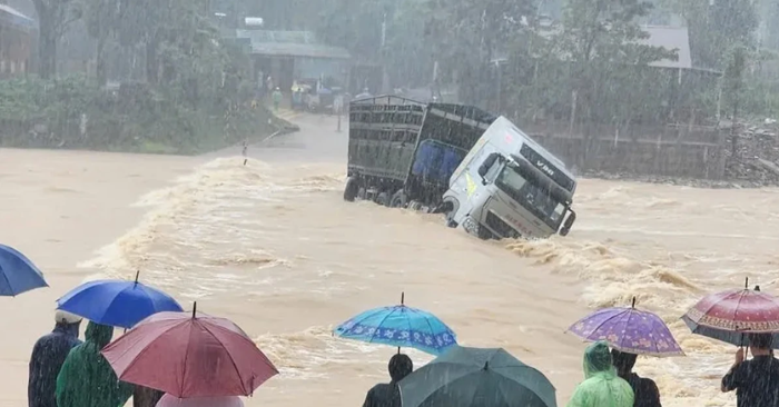 Miền Trung đối mặt lũ chồng lũ, bão chồng bão: Chính phủ kích hoạt bảo vệ dân cấp tốc