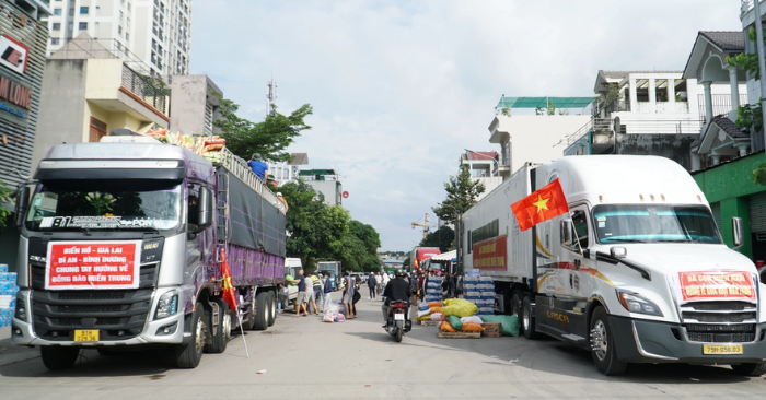 Cứu trợ miền Trung - nữ tài xế 25 tuổi tham gia chở hàng 