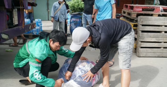 Cứu trợ miền Trung - nữ tài xế 25 tuổi tham gia chở hàng 