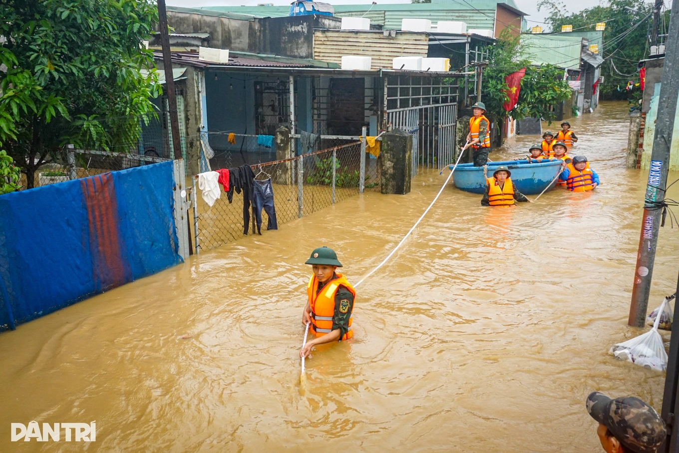 Mưa to đến rất to từ Hà Tĩnh đến Quảng Ngãi, cảnh báo lũ và gió mạnh trên biển
