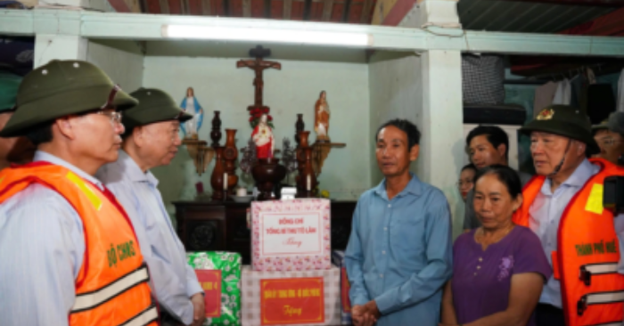 Tổng Bí thư Tô Lâm thăm, tặng quà người dân vùng lũ tại thành phố Huế
