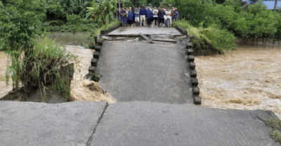 Mưa lớn Quảng Ngãi làm sập cầu, dân lo lũ quét