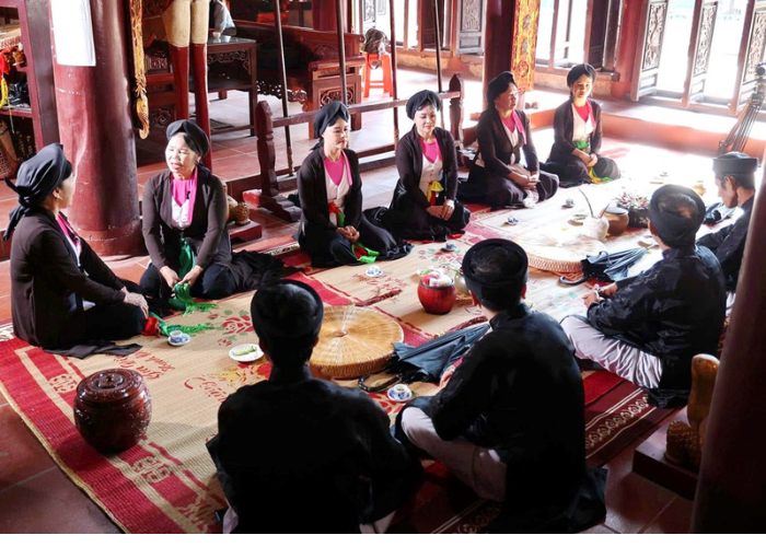 Nghi lễ Ca thờ Hoài Trung: Hai bên có đôi ba nhời thưa gửi trước khi cất câu ca sự hầu Thánh