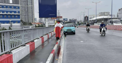 Người đàn ông bỏ lại taxi, nhảy cầu sài gòn giữa trời mưa