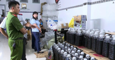 Pha hóa chất làm nước mắm, bột giặt giả thương hiệu nổi tiếng bị khởi tố